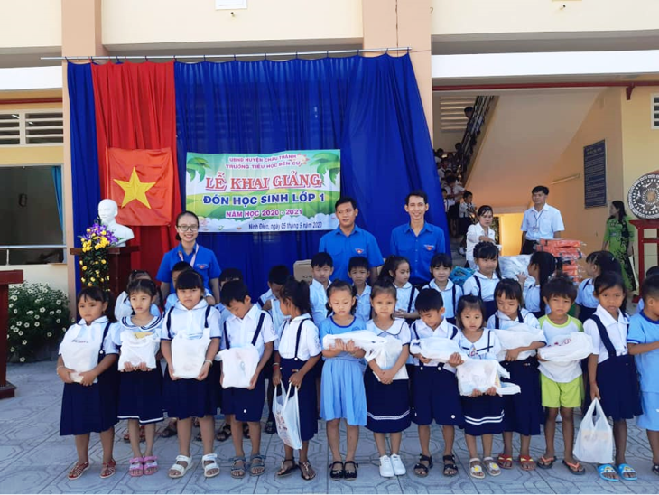 ​Chi đoàn Sở Nội vụ và Chi đoàn Sở Giao thông vận tải tặng 80 phần quà là tập trắng cho các em học sinh trường Tiểu học Bến Cừ, huyện Châu Thành